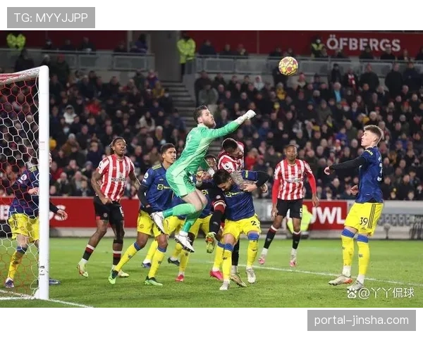 曼联对阵布伦特福德，比赛因球迷闯入短暂中断